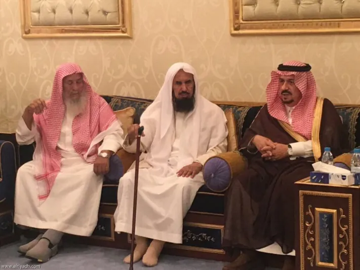 فيصل بن بندر يعزي في المتوفين بحادثة حريق الملقا