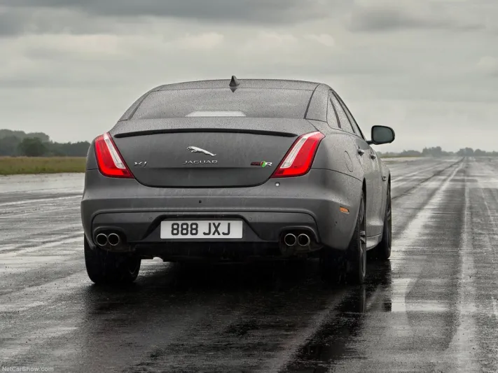 شاهد| جاغوار XJR.. متعة القيادة بانسيابية مذهلة !