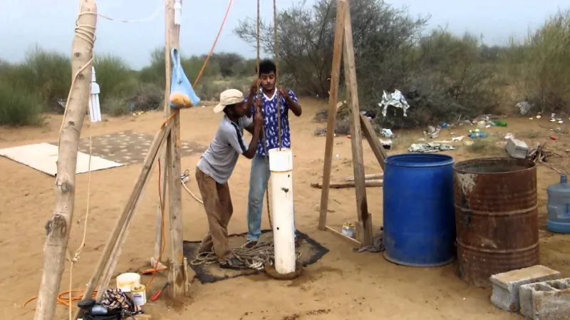 بعد تفجر البئر الارتوازية بـ«هروب».. الأهالي: الحدث رحمة من الله