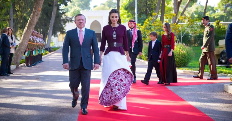 الملك عبدالله الثاني والملكة رانيا.. قصة حب عمرها ربع قرن (فيديو)