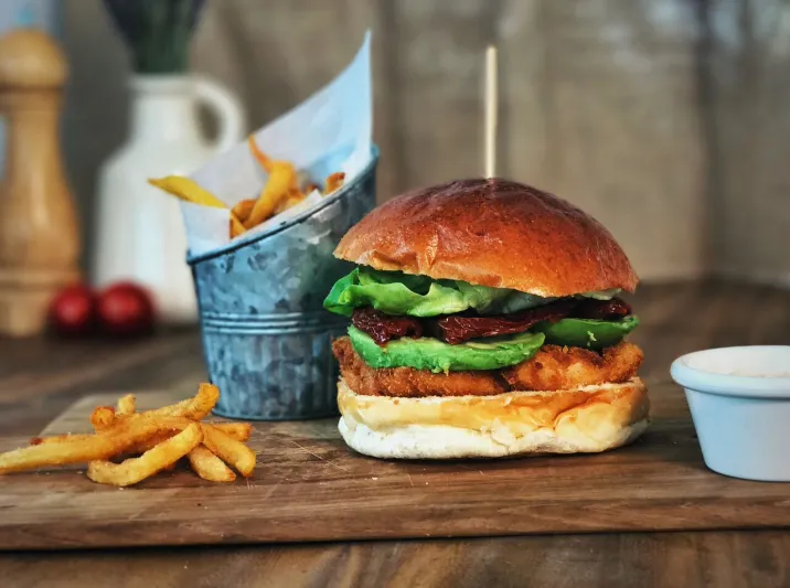 أطباق لذيذة ترّاس جديد وذكريات جديدة في ملاذ مميّز