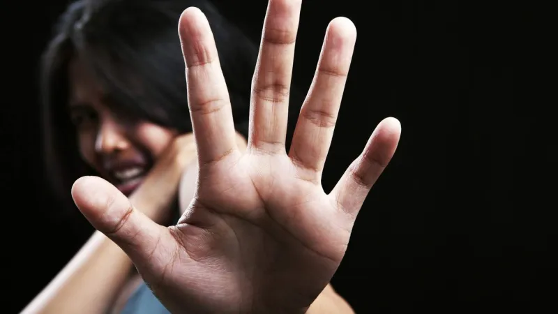 سعودي يضرب زوجته وبناته بالسوط خلال رحلة لأميركا