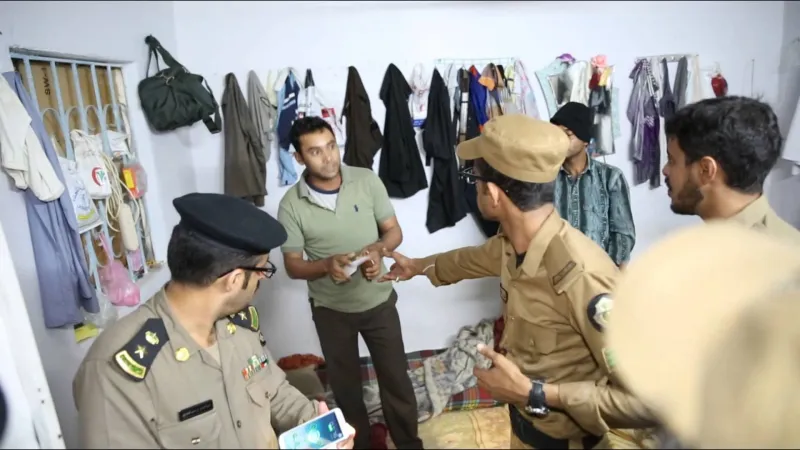 عمل القطيف يضبط عددا من المخالفين في محال الخردوات والسكراب