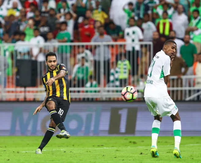 كلاسيكو الكرة السعودية ..الأهلي يواجه الاتحاد في قمة الجولة السابعة
