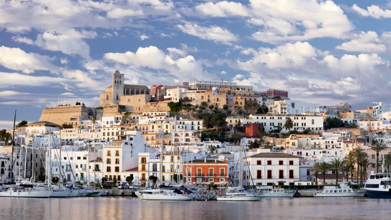 اكتشف سحر إيبيزا الكلاسيكي.. أروع حصن حجري في العالم