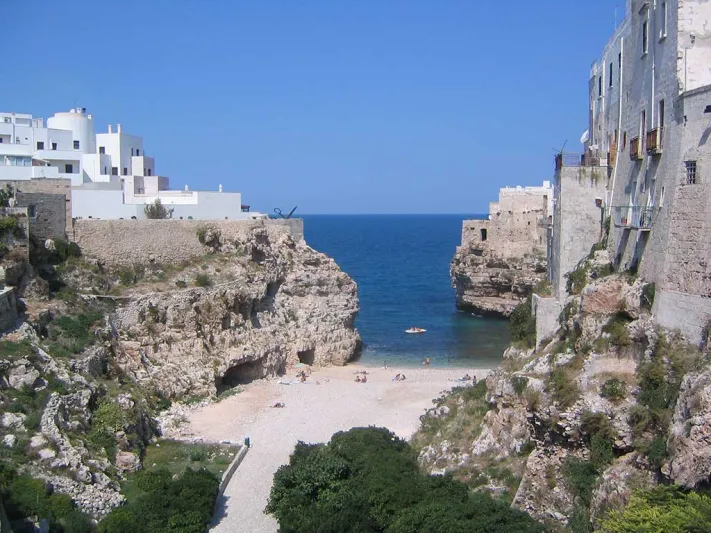 بوليا.. شواطئ تجسد سحر الجنة الإيطالية