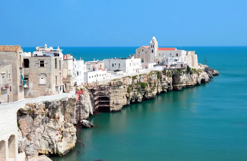 بوليا.. شواطئ تجسد سحر الجنة الإيطالية