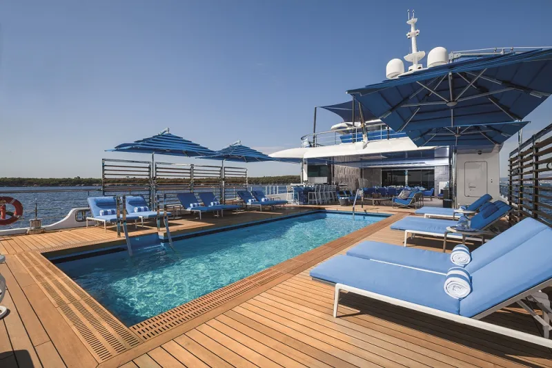 شاهد| يخت «النادي الشاطئي».. مزود بحمام سباحة وملعب كرة سلة