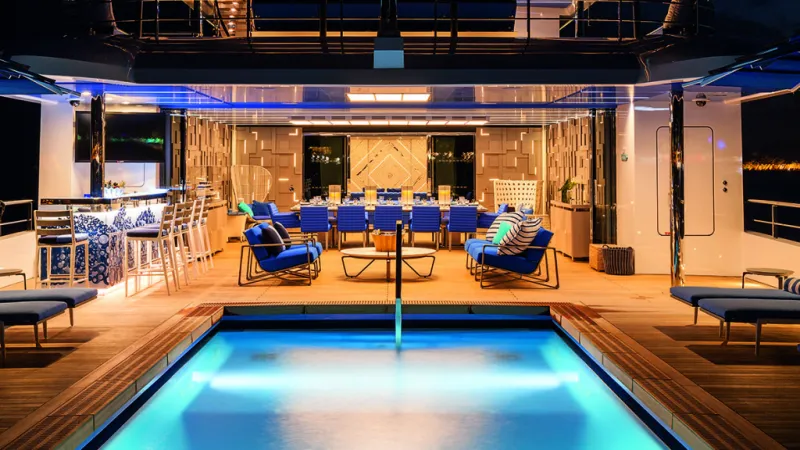 شاهد| يخت «النادي الشاطئي».. مزود بحمام سباحة وملعب كرة سلة