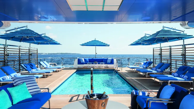 شاهد| يخت «النادي الشاطئي».. مزود بحمام سباحة وملعب كرة سلة