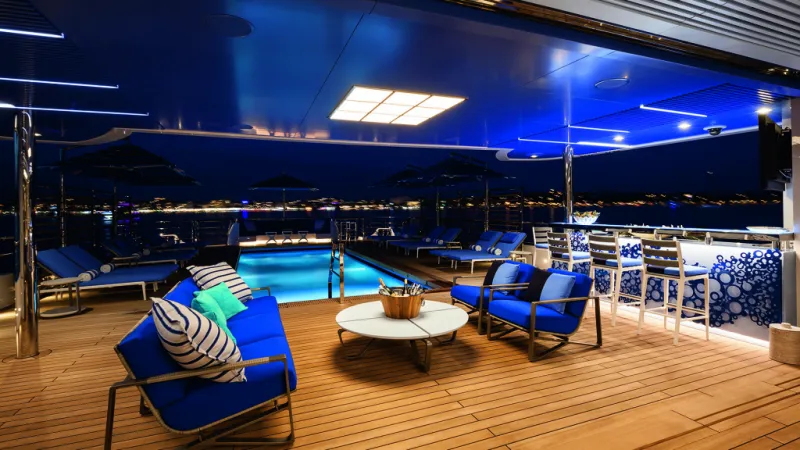 شاهد| يخت «النادي الشاطئي».. مزود بحمام سباحة وملعب كرة سلة