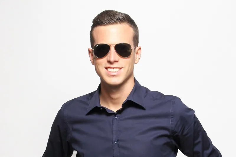 «Ray-Ban».. كيف تحولت من نظارات للجيش الأمريكي إلى عنوان الأناقة حول العالم ؟