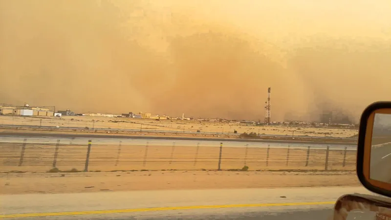 مغردون يطالبون التعليم بتعليق الدراسة بسبب «#غبار_القصيم» 