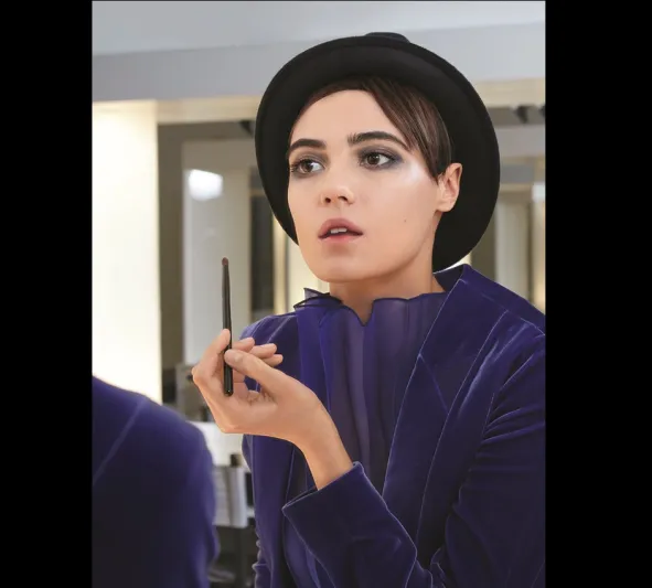 اطلالة انثوية خلابة مع الأسود الخاصّ بأرماني في مجموعة Runway Collection اطلالة انثوية خلابة مع الأسود الخاصّ بأرماني في مجموعة Runway Collection