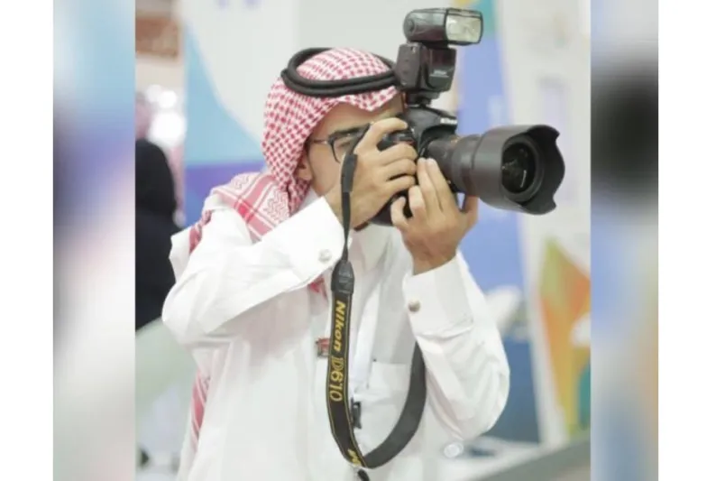 مصور الزيارة الأخيرة لـ منصور بن مقرن ترك مقعده لمحافظ محايل ونجى من الموت