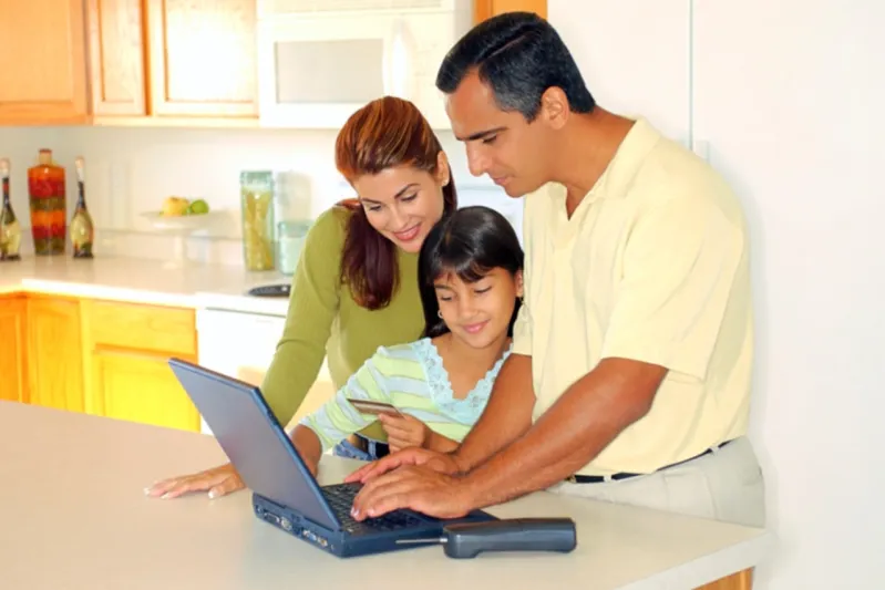 «#مراقبه_مقالب_اليوتيوب».. مغردون يطالبون أولياء الأمور بحماية أبنائهم من مخاطر الإنترنت !