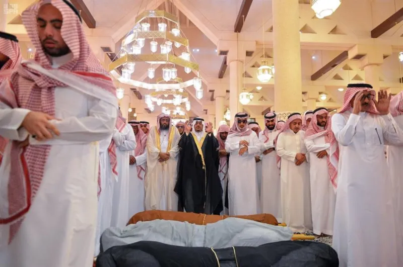 فيديو|  أداء الصلاة على الأمير منصور وتشييع جنازته