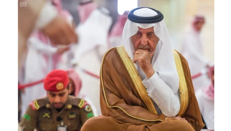 صورة مؤثرة لخالد الفيصل في عزاء منصور بن مقرن