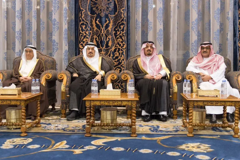 مقرن بن عبدالعزيز يستقبل المعزين في وفاة الأمير منصور