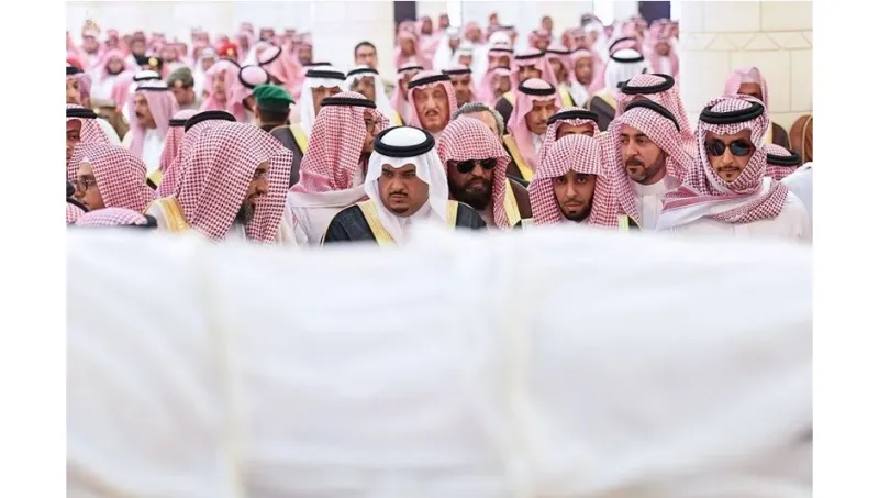 الأميران أحمد ومقرن بن عبدالعزيز يؤديان صلاة الميت على نائب أمير عسير ومرافقيه
