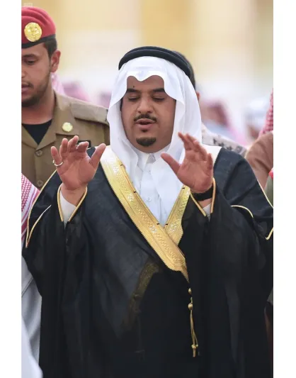 الأميران أحمد ومقرن بن عبدالعزيز يؤديان صلاة الميت على نائب أمير عسير ومرافقيه