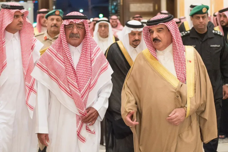 مقرن بن عبدالعزيز يستقبل المعزين في وفاة الأمير منصور