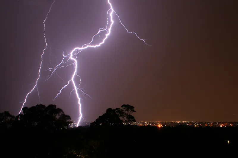 فيديو| مواطن ينجو من صاعقة مميتة دمرت سيارته