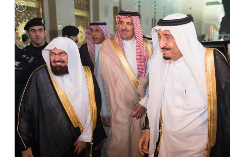 خادم الحرمين يصل إلى المدينة المنورة ويزور المسجد النبوي (صور)