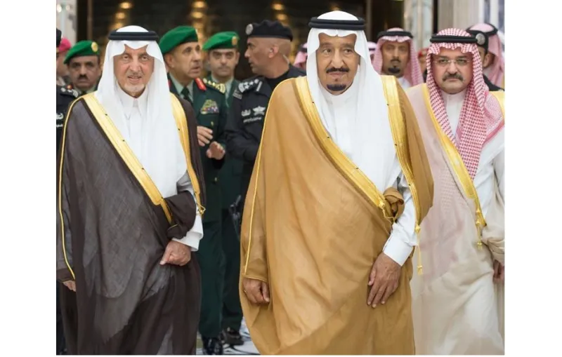 خادم الحرمين يصل إلى المدينة المنورة ويزور المسجد النبوي (صور)