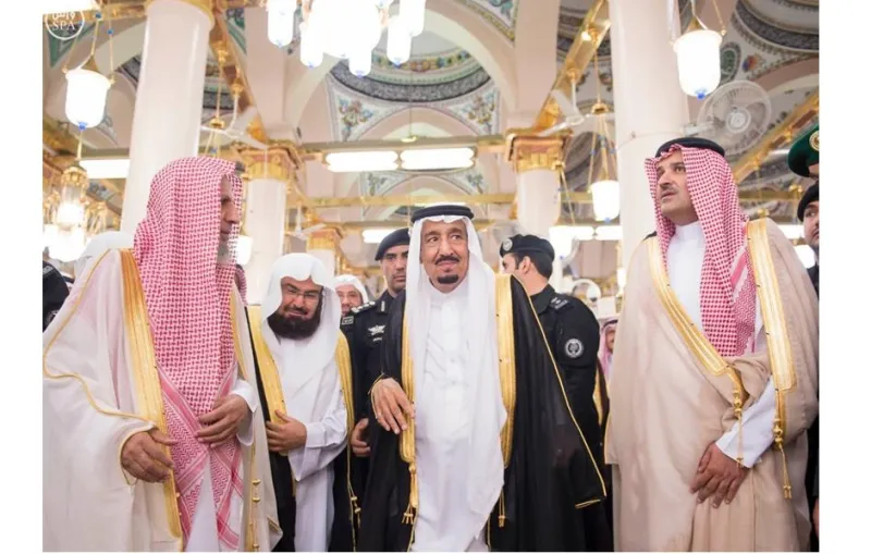 خادم الحرمين يصل إلى المدينة المنورة ويزور المسجد النبوي (صور)