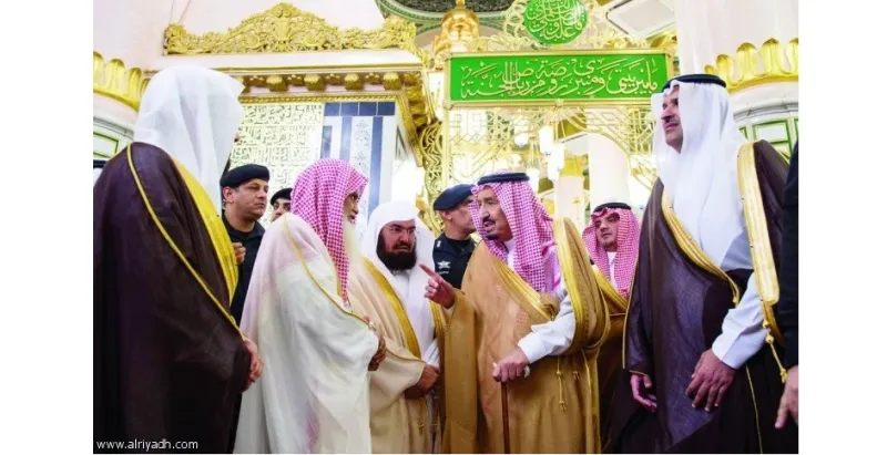 خادم الحرمين يصل إلى المدينة المنورة ويزور المسجد النبوي (صور)