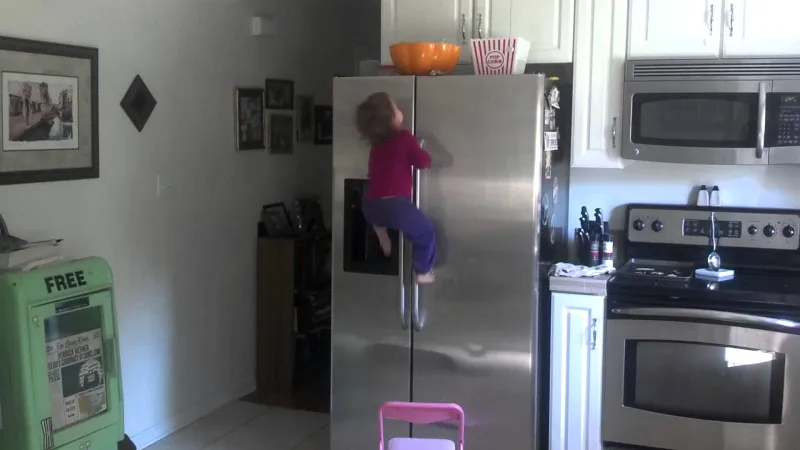 الأم تخبئ أقلام التلوين فوق الثلاجة.. شاهد ماذا فعلت هذه الطفلة