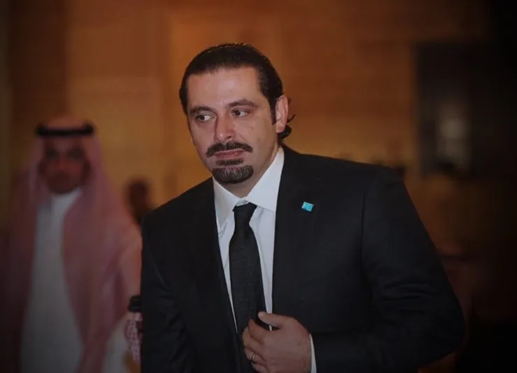 شاهد| من الرجل الذي ظهر في مقابلة الحريري.. ونظر إليه بغرابة؟