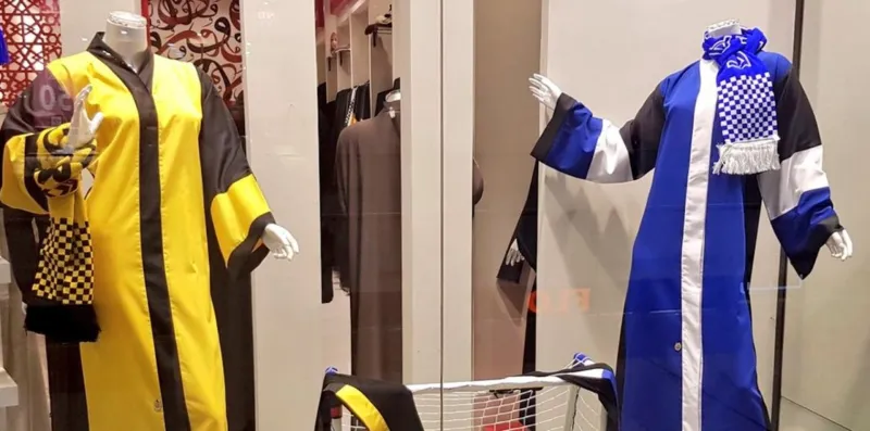 العباءات النسائية الملونة بألوان الأندية تغزو الأسواق