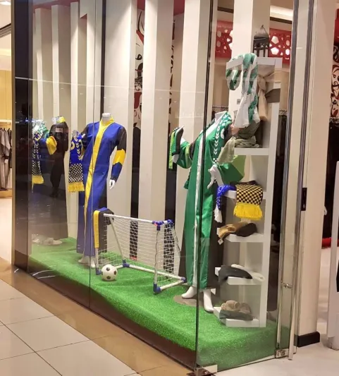 العباءات النسائية الملونة بألوان الأندية تغزو الأسواق