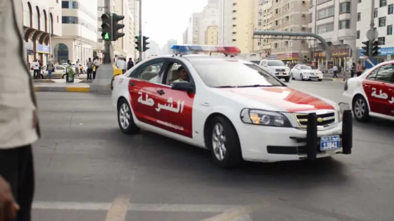 شرطة أبوظبي تقنع مواطناً بالعدول عن الانتحار من أعلى جسر الشيخ زايد 