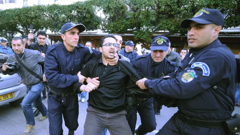 طفل عبر عن حبه لزميلته فنال عقاباً أليماً ! طفل عبر عن حبه لزميلته فنال عقاباً أليماً !