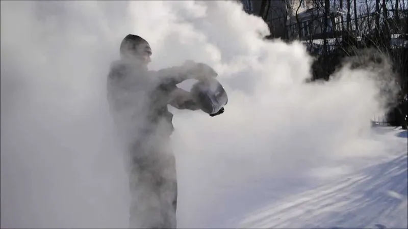 فيديو| ماذا سيحدث إذا سُكب ماء مغلي في حرارة 30 تحت الصفر؟