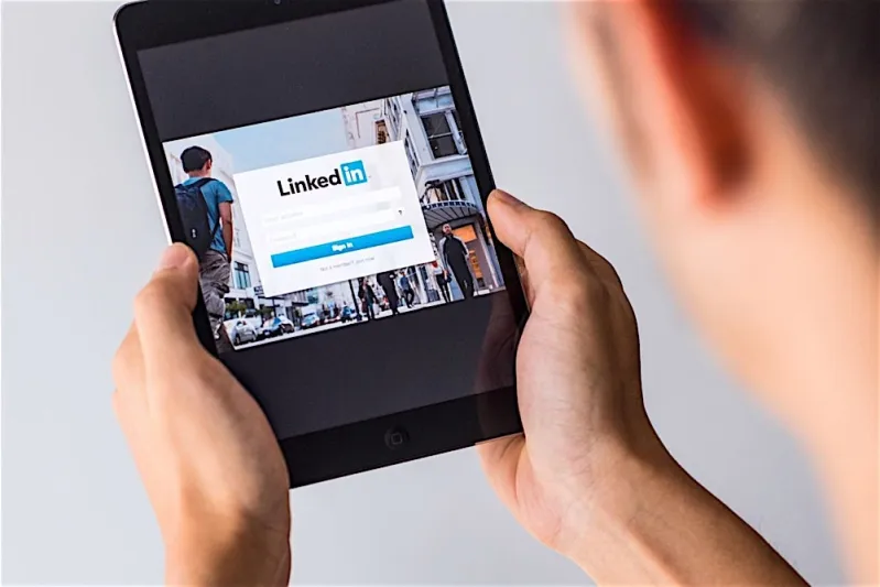 «لينكد إن» من أقوى المنصات.. هكذا تستفيد منها