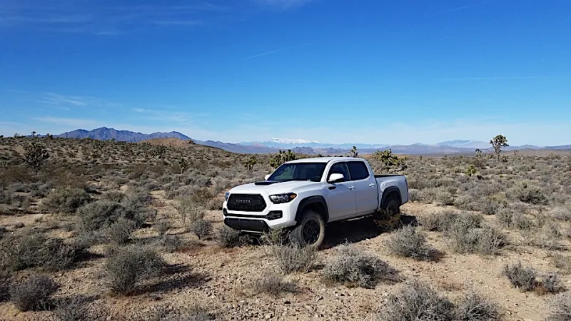 شاهد| معجزة تنقذ سيارتين من كارثة في صحراء السعودية