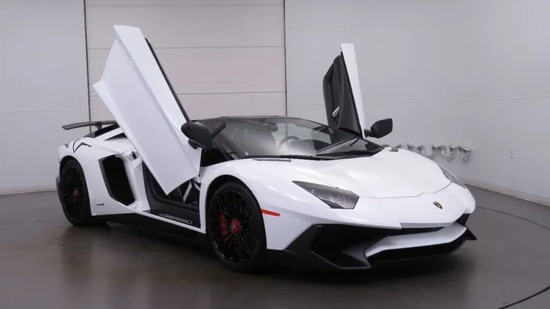 شاهد | «لامبورجيني افينتادور» الفضية تنفث لهب من عادمها