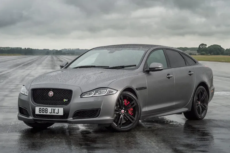 شاهد| جاغوار XJR.. متعة القيادة بانسيابية مذهلة !