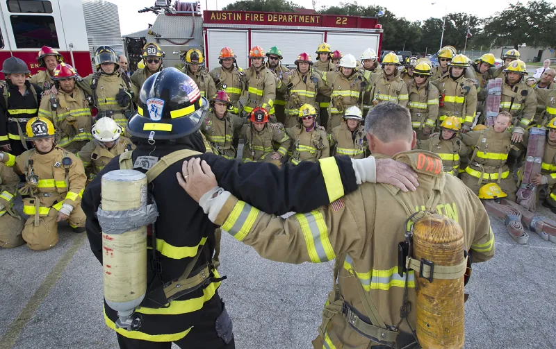 شاهد| انهيار هرم بشري بشكل كارثي