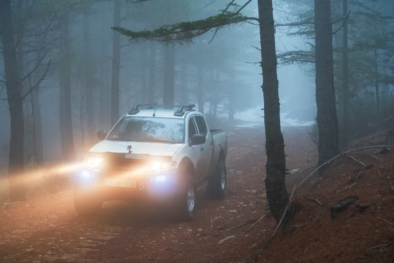  شاهد| لحظة اصطدام سيارة بشاحنة وسط أجواء عاصفة