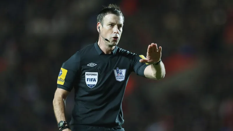 فيديو| مشجع ينتقل من المدرجات إلى طاقم التحكيم