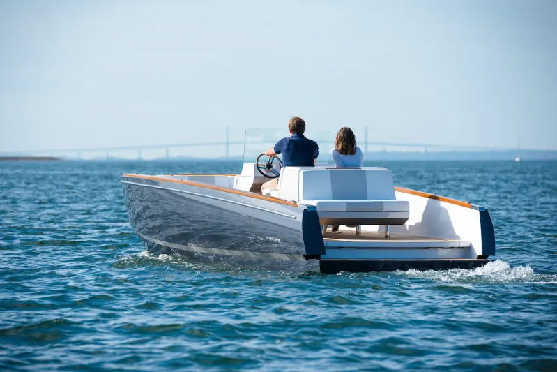 هذا القارب الصغير تجاوزت قيمته النصف مليون دولار ! (صور) 