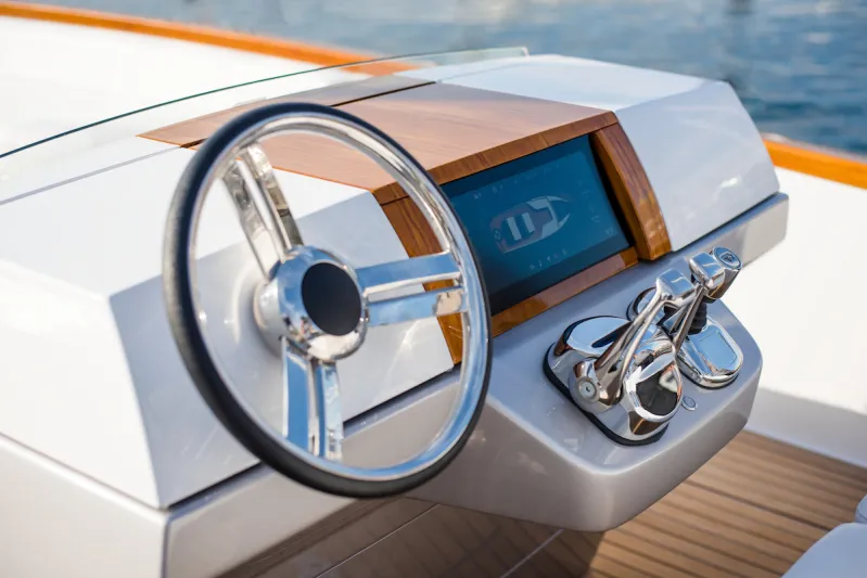 هذا القارب الصغير تجاوزت قيمته النصف مليون دولار ! (صور) 