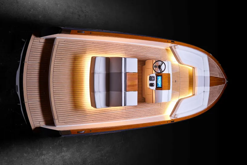 هذا القارب الصغير تجاوزت قيمته النصف مليون دولار ! (صور) 