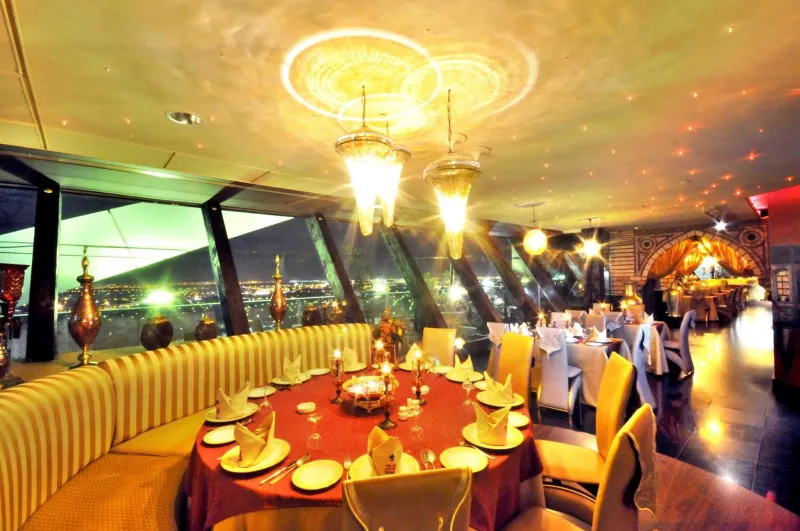 فيديو| شاب سعودي درس بأمريكا وعاد ليعمل بمطعم