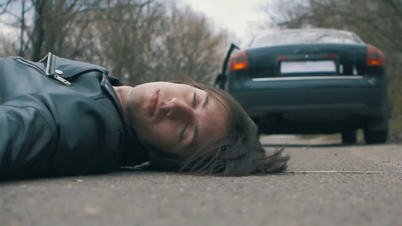 مواطن يصدم والده بسيارة في المدينة